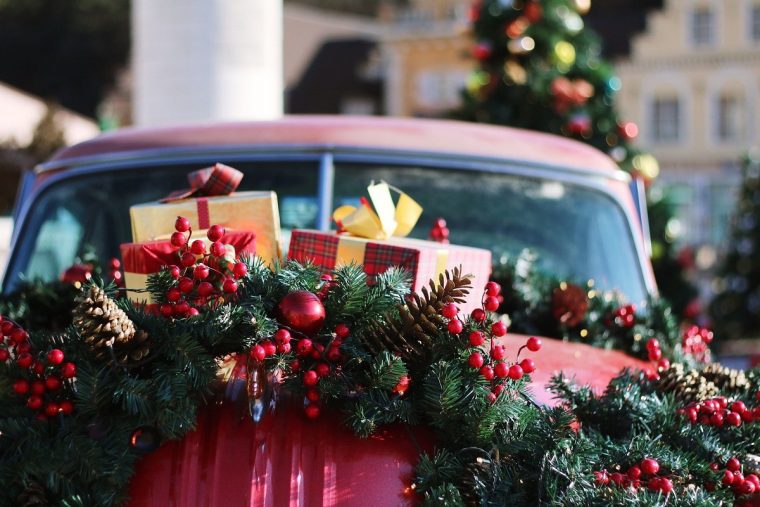 Christmas Decorations On Car Garland Gifts 760×507